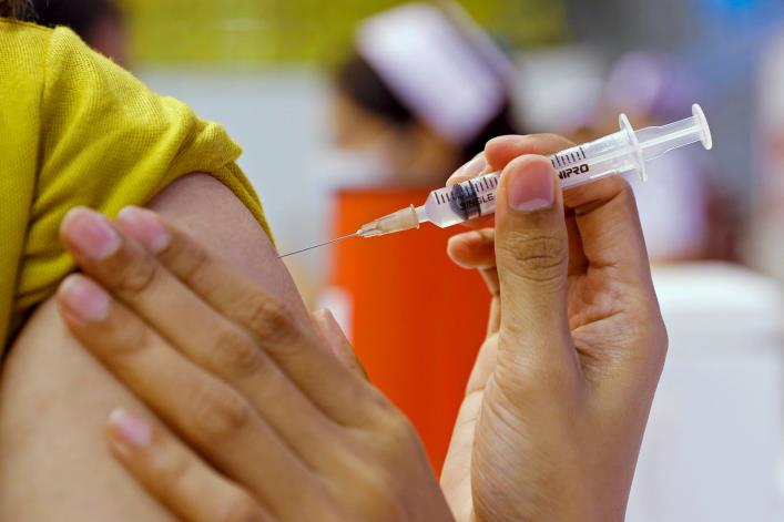 People receive the Sinovac COVID-19 vaccine as the Thai resort island of Phuket rushes to vaccinate its population amid the coro<em></em>navirus disease (COVID-19) outbreak, and ahead of a July 1 ending of strict quarantine for overseas visitors, to bring back tourism revenue in Phuket, Thailand, April 1, 2021. REUTERS/Jorge Silva/File Photo