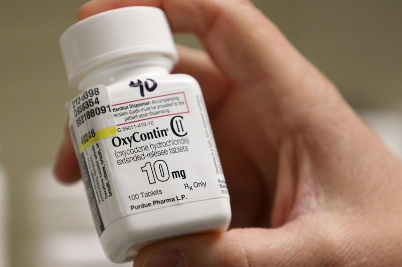 A pharmacist holds a bottle OxyCo<em></em>ntin made by Purdue Pharma at a pharmacy in Provo, Utah, U.S., May 9, 2019.  REUTERS/George Frey