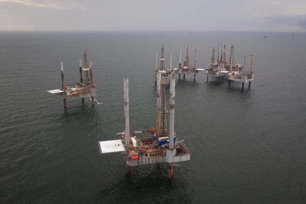 Unused oil rigs sit in the Gulf of Mexico near Port Fourchon, Louisiana August 11, 2010.  REUTERS/Lee Celano/File Photo