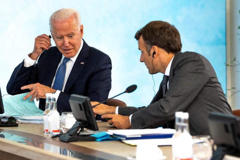 U.S. President Joe Biden talks with French President Emmanuel Macron at the final session of the G7 summit in Carbis Bay, Cornwall in Britain, June 13, 2021.  Doug Mills/Pool via REUTERS