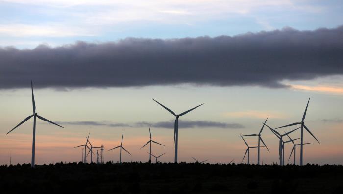 Iberdrola's power generating wind turbines are seen at dusk at the Moranchon wind farm in central Spain, December 17, 2012. REUTERS/Sergio Perez/File Photo