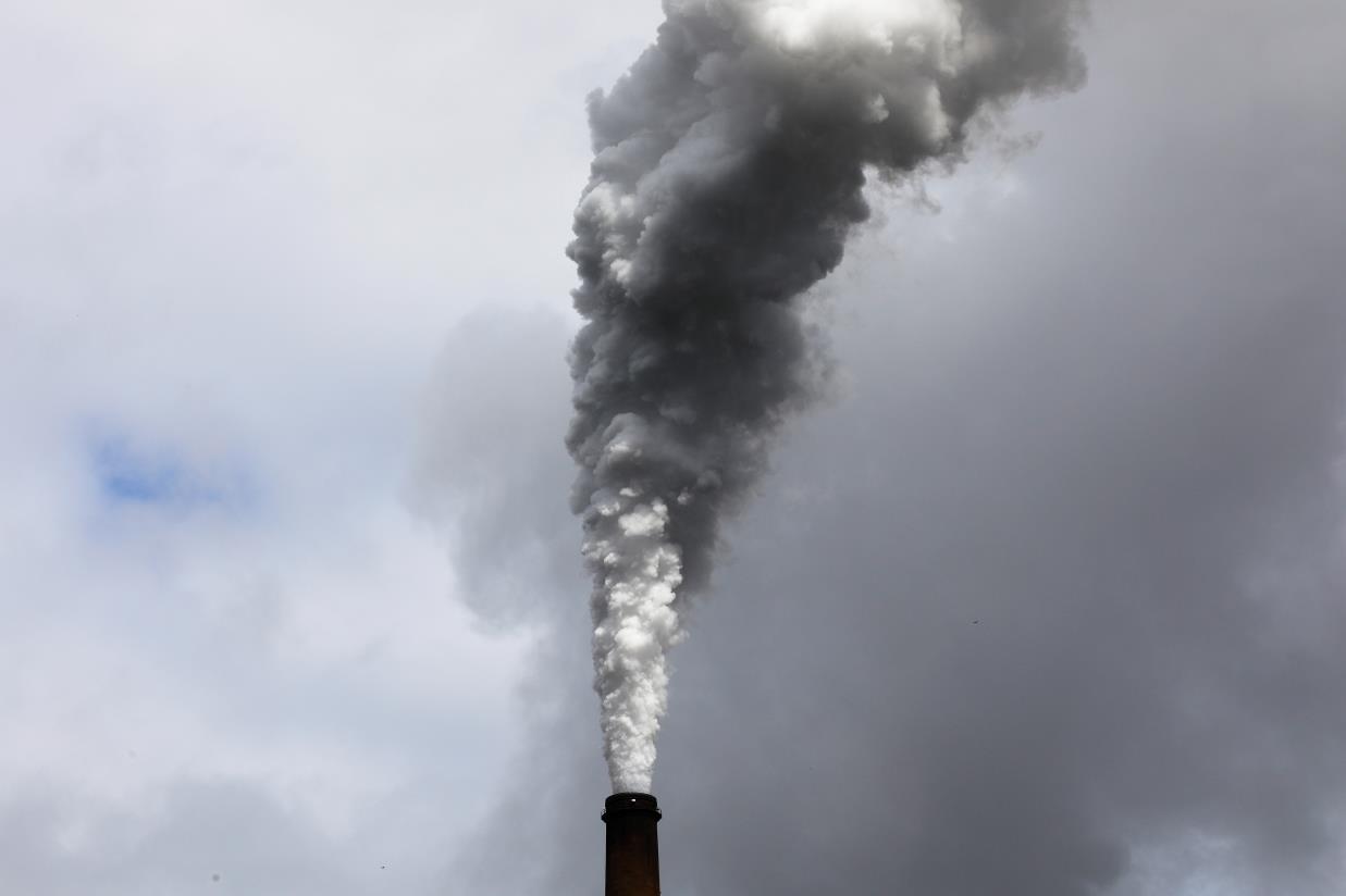 Exhaust rises from the East Bend Generating Station, a coal-fired power plant owned and operated by Duke Energy, along the Ohio River in Unio<em></em>n, Kentucky, U.S., September 14, 2017.  REUTERS/Brian Snyder