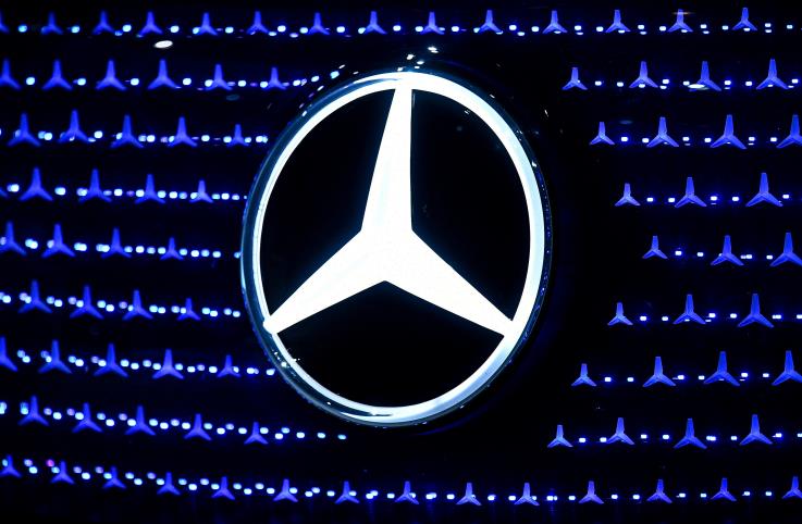 Mercedes logo in Stuttgart, Germany, February 11, 2020. REUTERS/Andreas Gebert/File Photo