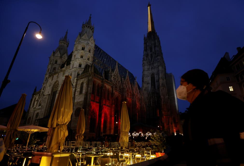 A person walks past St. Stephens cathedral amidst the coro<em></em>navirus disease (COVID-19) outbreak, as Austria's government co<em></em>nsiders imposing a lockdown for people who are not fully vaccinated, in Vienna, Austria November 12, 2021.  REUTERS/Leo<em></em>nhard Foeger