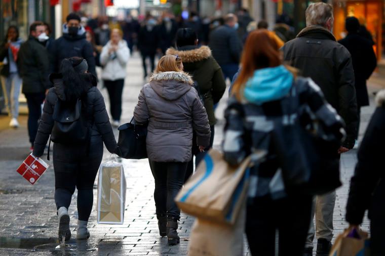 People carry bags on Hohe Strasse shopping street as the spread of the coro<em></em>navirus disease (COVID-19) co<em></em>ntinues in Cologne, Germany, December 1, 2021. REUTERS/Thilo Schmuelgen