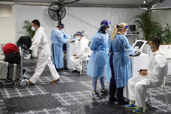 Travellers receive tests for the coro<em></em>navirus disease (COVID-19) at a pre-departure testing facility, as countries react to the new coro<em></em>navirus Omicron variant, outside the internatio<em></em>nal terminal at Sydney Airport in Sydney, Australia, November 29, 2021.  REUTERS/Loren Elliott