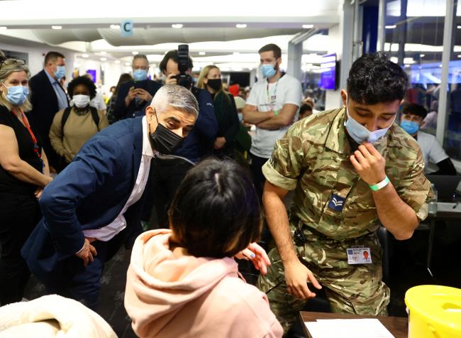 Mayor of London, Sadiq Khan visits a coro<em></em>navirus disease (COVID-19) pop-up vaccination centre at Chelsea football ground, Stamford Bridge in London, Britain, December 18, 2021. REUTERS/David Klein