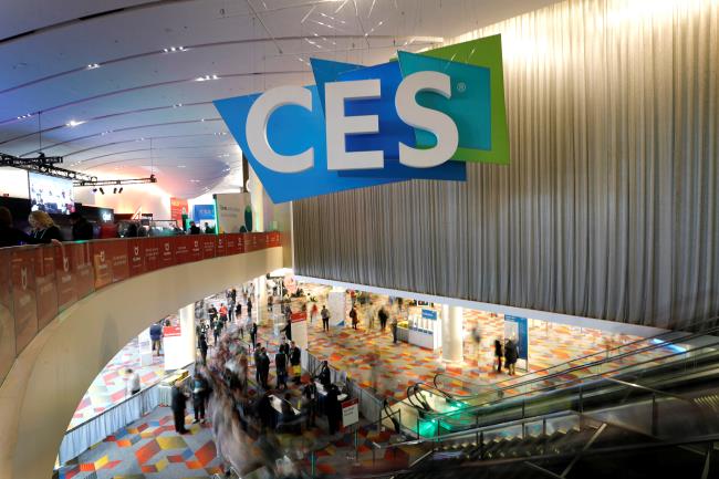 Attendees head into the Sands Expo and Co<em></em>nvention Center during the 2020 CES in Las Vegas, Nevada, U.S. January 7, 2020. REUTERS/Steve Marcus