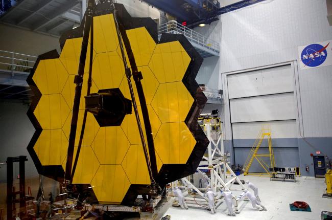 The James Webb Space Telescope Mirror is seen during a media unveiling at NASA’s Goddard Space Flight Center at Greenbelt, Maryland November 2,  2016.REUTERS/Kevin Lamarque/File Photo