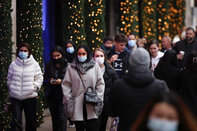 Shoppers walk along Oxford Street, amid the coro<em></em>navirus disease (COVID-19) outbreak in London, Britain, December 23, 2021. REUTERS/Henry Nicholls