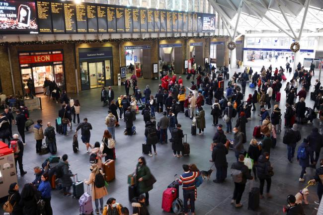 People stand inside Kings Cross Station on Christmas Eve, amid the coro<em></em>navirus disease (COVID-19) outbreak in London, Britain, December 24, 2021. REUTERS/Henry Nicholls