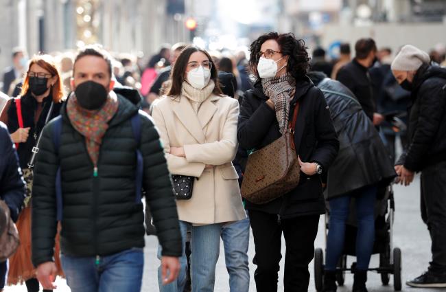 People wear protective masks as they walk down Via del Corso, Rome's main shopping street, as the city makes masks mandatory outdoors in busy areas amid a rise in coro<em></em>navirus cases, ahead of Christmas, in Rome, Italy, December 4, 2021. REUTERS/Remo Casilli