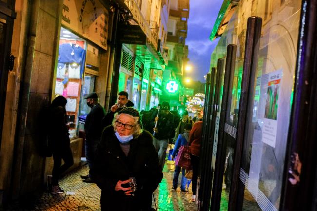 People wearing protective masks walk in arroios neighborhood amid the coro<em></em>navirus disease (COVID-19) in Lisbon, Portugal, December 23, 2021. REUTERS/Pedro Nunes