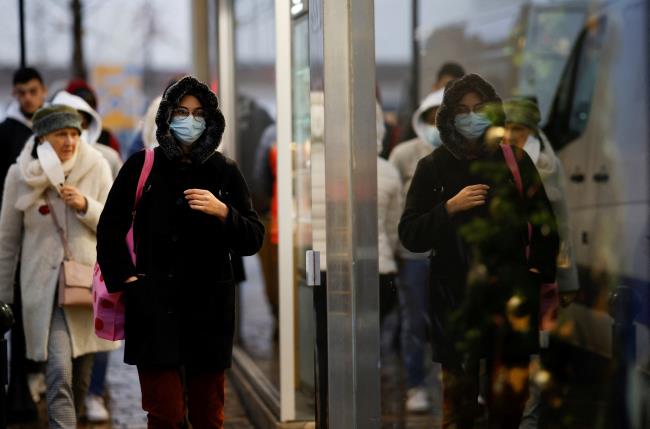 People wearing face masks walk in Nantes amid the coro<em></em>navirus disease (COVID-19) outbreak in France, December 9, 2021. REUTERS/Stephane Mahe