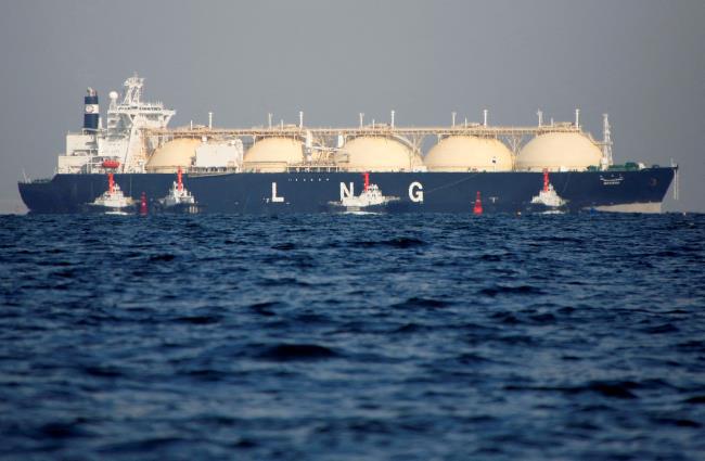 A liquefied natural gas (LNG) tanker is tugged towards a thermal power station in Futtsu, east of Tokyo, Japan November 13, 2017. REUTERS/Issei Kato/File Photo