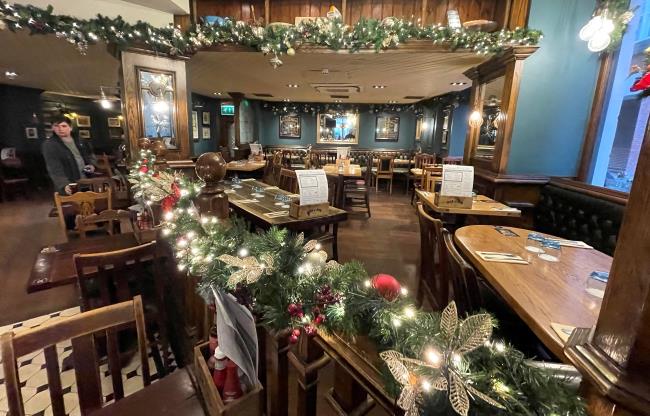 Empty tables are seen in a bar-restaurant amid the coro<em></em>navirus disease (COVID-19) pandemic in London, Britain, December 18, 2021.  REUTERS/Peter Nicholls