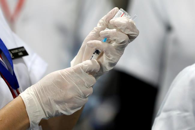 A healthcare worker fills a syringe with a dose of Bharat Biotech's COVID-19 vaccine called COVAXIN, during the coro<em></em>navirus disease (COVID-19) vaccination campaign at All India Institute of Medical Sciences (AIIMS) hospital in New Delhi, India, January 16, 2021. REUTERS/Adnan Abidi