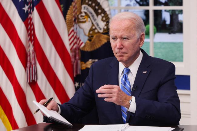 U.S. President Joe Biden and his COVID-19 Respo<em></em>nse Team hold their regular call with the Natio<em></em>nal Governors Association to discuss his Administration's respo<em></em>nse to the Omicron variant and to hear from the Governors on the needs in their States, in the South Court Auditorium at the White House, in Washington, U.S., December 27, 2021. REUTERS/Evelyn Hockstein