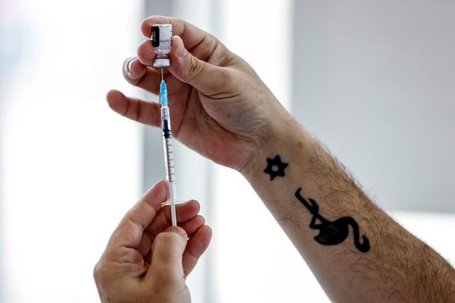 A medical worker prepares to administer a patient's third dose of the coro<em></em>navirus disease (COVID-19) vaccine in Tel Aviv, Israel August 30, 2021. REUTERS/Amir Cohen