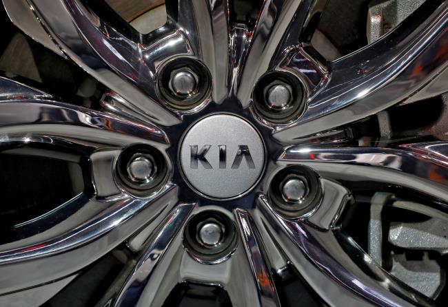 The logo of Kia Motors is seen on a wheel of its Carnival car at the India Auto Expo 2020 in Greater Noida, India, February 5, 2020. REUTERS/Anushree Fadnavis/File Photo