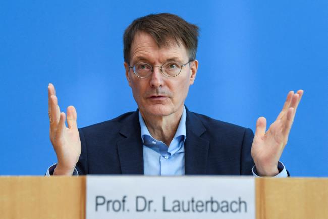 German Health Minister Karl Lauterbach gestures during a news co<em></em>nference with Lothar Wieler, the head of Germany's Robert Koch Institute (RKI) for disease control, amid the coro<em></em>navirus disease (COVID 19) pandemic, in Berlin, Germany December 22, 2021. REUTERS/Annegret Hilse