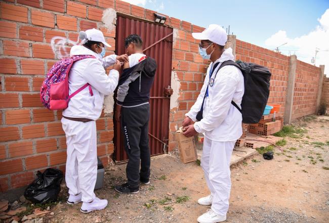 A man receives the AstraZeneca vaccine against the coro<em></em>navirus disease (COVID-19) as healthcare workers go from house to house to inoculate residents, in El Alto, Bolivia, September 17, 2021.  REUTERS/Claudia Morales