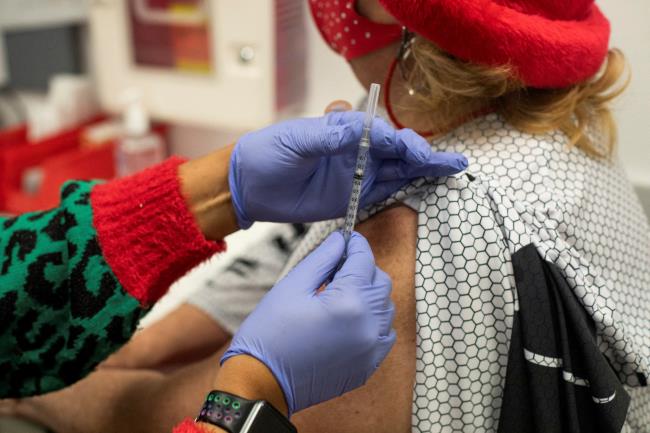 A nurse prepares to administer the coro<em></em>navirus disease (COVID-19) vaccine booster at the North Oakland Health Center in Pontiac, Michigan, U.S., December 21, 2021.  REUTERS/Emily Elconin