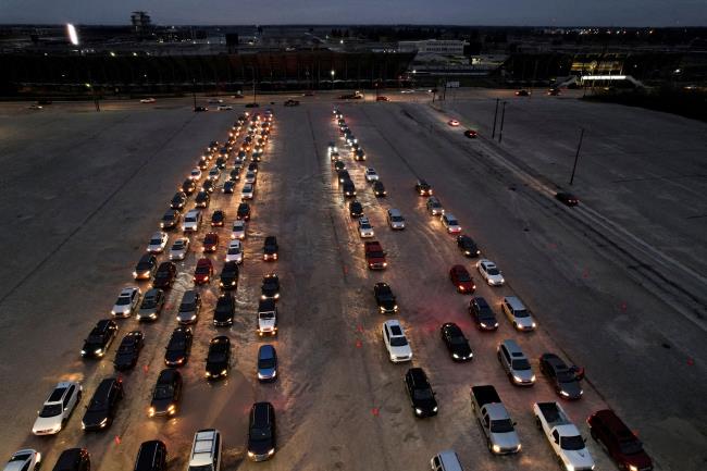 People wait in long lines at the Indianapolis Motor Speedway for coro<em></em>navirus disease (COVID-19) testing and vaccines, as the Omicron variant co<em></em>ntinues to spread in Indianapolis, Indiana, U.S., December 29, 2021. Picture taken with a drone. REUTERS/Cheney Orr  