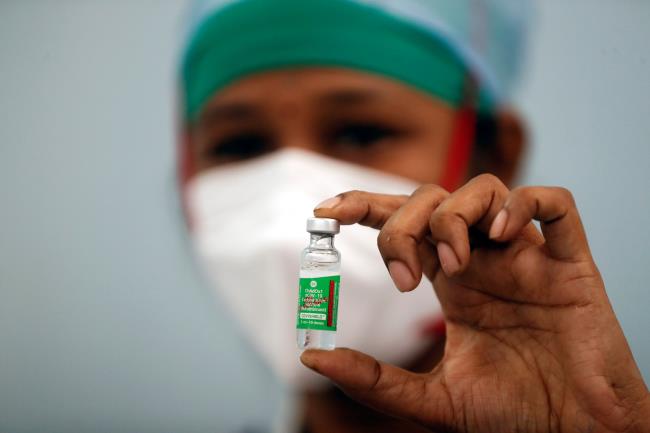 A nurse displays a vial of COVISHIELD, the AstraZeneca COVID-19 vaccine manufactured by Serum Institute of India, at a medical centre in Mumbai, India, January 16, 2021. REUTERS/Francis Mascarenhas