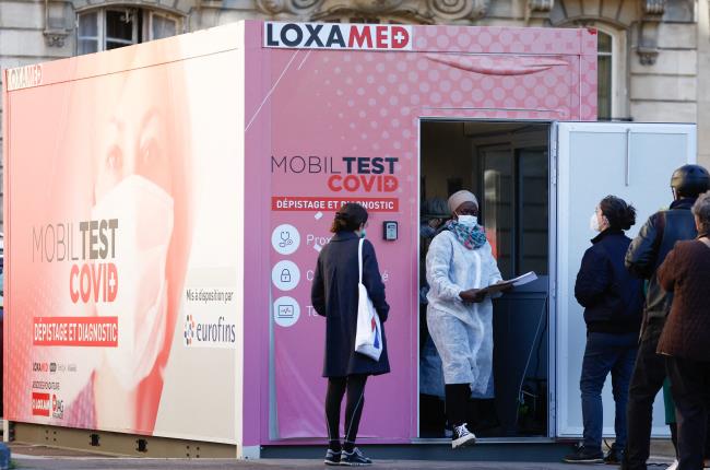 People queue at a mobile coro<em></em>navirus disease (COVID-19) testing booth in Paris, France, December 31, 2021. REUTERS/Christian Hartmann