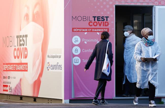 A woman arrives at a mobile coro<em></em>navirus disease (COVID-19) testing booth in Paris, France, December 31, 2021. REUTERS/Christian Hartmann