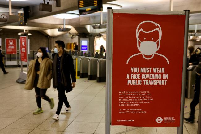 People walk through a Lo<em></em>ndon Underground tube station amid the coro<em></em>navirus disease (COVID-19) outbreak, in London, Britain December 29, 2021. REUTERS/Kevin Coombs