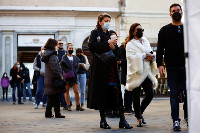 People queue to take a coro<em></em>navirus disease (COVID-19) test at a pharmacy as COVID-19 infections rise in Rome, Italy, December 31, 2021. REUTERS/Guglielmo Mangiapane