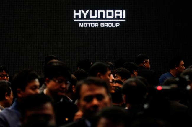 Employees of Hyundai Motor Group leave after the company's new year ceremony in Seoul, South Korea, January 2, 2020.   REUTERS/Kim Hong-Ji