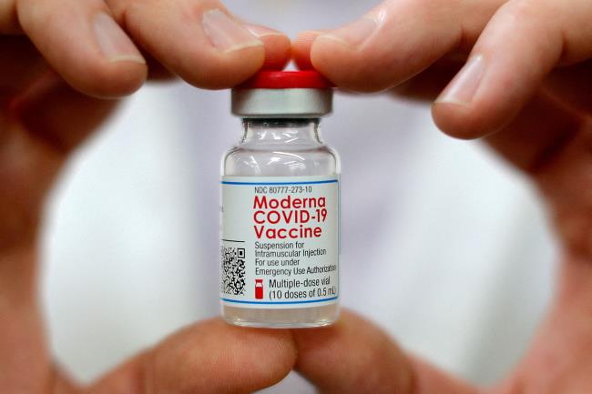 A pharmacist holds a vial of the Moderna coro<em></em>navirus disease (COVID-19) vaccine in West Haven, Connecticut, U.S., February 17, 2021. REUTERS/Mike Segar