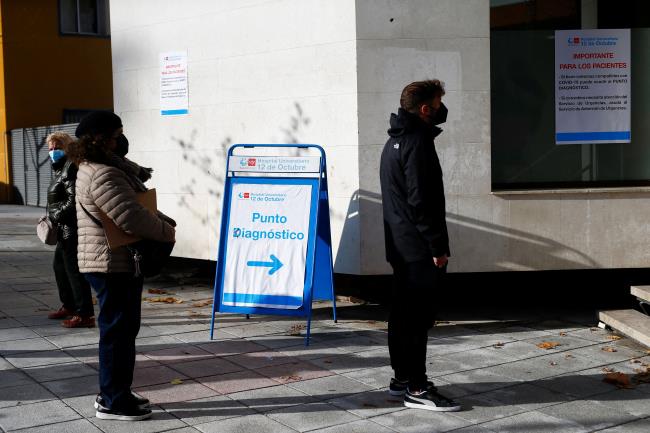 People queue to get tested for the coro<em></em>navirus disease (COVID-19) after the Christmas holiday break, amid the COVID-19 pandemic, at Doce de Octubre Hospital in Madrid, Spain December 27, 2021. REUTERS/Javier Barbancho