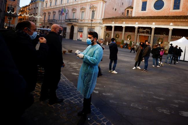 People queue to take a coro<em></em>navirus disease (COVID-19) test at a pharmacy as COVID-19 infections rise in Rome, Italy, December 31, 2021. REUTERS/Guglielmo Mangiapane