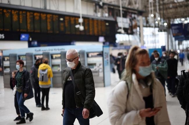 People wearing protective face masks walk through Waterloo train station, amid the coro<em></em>navirus disease (COVID-19) outbreak, in London, Britain, January 3, 2022. REUTERS/Henry Nicholls