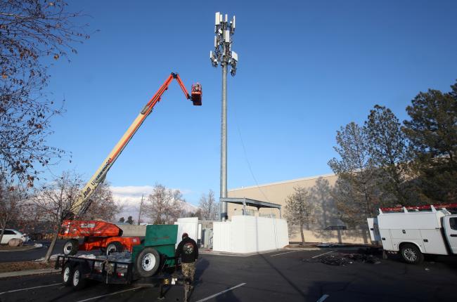 A co<em></em>ntract crew from Verizon installs 5G telecommunications equipment on a tower in Orem, Utah, U.S. December 3, 2019. REUTERS/George Frey/File Photo