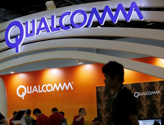 Qualcomm's logo is seen at its booth at the Global Mobile Internet Co<em></em>nference (GMIC) 2015 in Beijing, China, April 28, 2015. REUTERS/Kim Kyung-Hoon/File Photo