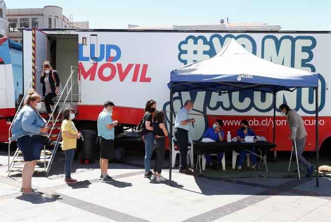 People wait in line to receive a dose of a vaccine against the coro<em></em>navirus disease (COVID-19) at a mobile vaccine clinic in Valparaiso, Chile, January 3, 2022. REUTERS/Rodrigo Garrido