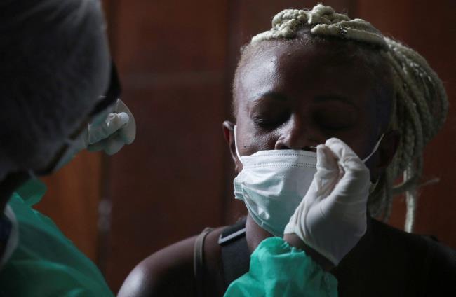 A healthcare worker takes a swab sample from a woman to be tested for the coro<em></em>navirus disease (COVID-19) at a club wher<em></em>e a health care unit, specialised in COVID-19 and flu symptoms, has been set up in Rio de Janeiro, Brazil January 6, 2022. REUTERS/Ricardo Moraes