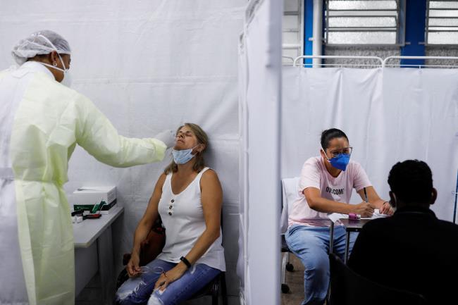 A woman gets tested by a health worker for the coro<em></em>navirus disease (COVID-19) at the Basic Health Unit in Sao Paulo, Brazil January 6, 2022. REUTERS/Amanda Perobelli