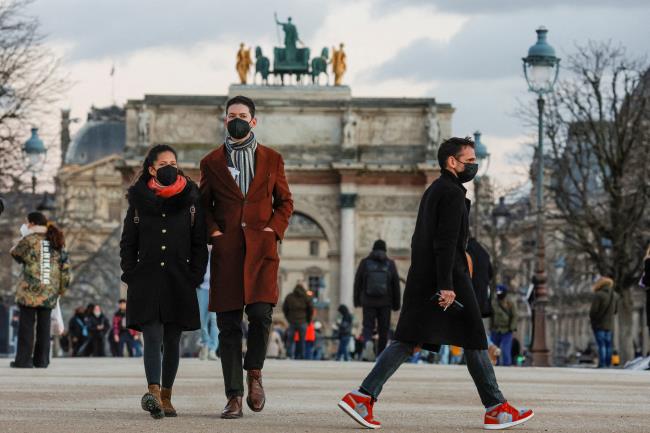 People wearing protective face masks walk in the Tuileries Gardens in Paris amid the coro<em></em>navirus disease (COVID-19) outbreak in France, January 5, 2022. REUTERS/Go<em></em>nzalo Fuentes/File Photo