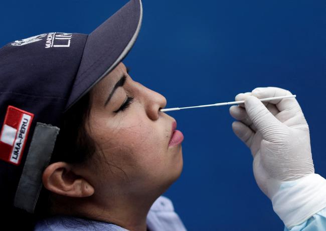 A woman gets tested for the coro<em></em>navirus disease (COVID-19) as Peru raised its pandemic /con<em></em>firm/i level in various cities and tightened some restrictions due to a third wave of infections caused by the spread of the Omicron variant, in Lima, Peru January 6, 2022. REUTERS/Angela Ponce