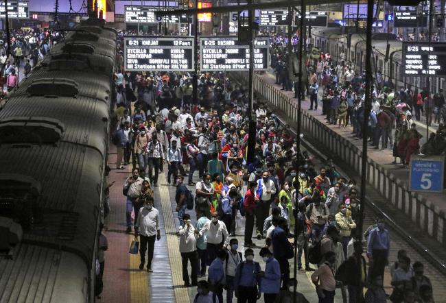 Commuters wait to board trains during evening rush hour at a railway station, amidst the spread of the coro<em></em>navirus disease (COVID-19), in Mumbai, India, January 7, 2022. REUTERS/Niharika Kulkarni