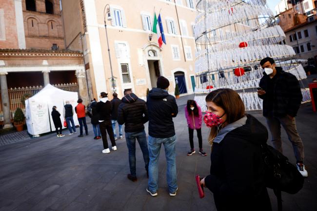 People queue to take a coro<em></em>navirus disease (COVID-19) test at a pharmacy as COVID-19 infections rise in Rome, Italy, December 31, 2021. REUTERS/Guglielmo Mangiapane