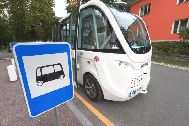 A driverless electric public bus waits for passengers in Tallinn, Esto<em></em>nia September 5, 2019. Picture taken September 5, 2019. REUTERS/Ints Kalnins