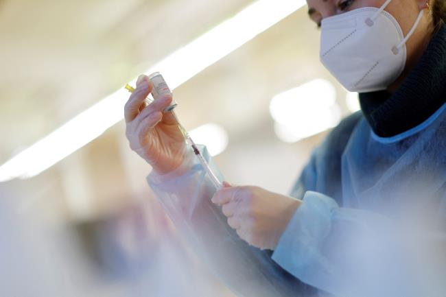 A nurse prepares a booster dose of the Moderna COVID-19 vaccine, Spikevax, against the coro<em></em>navirus disease at a vaccination centre in Berlin, Germany, January 1, 2022. REUTERS/Michele Tantussi/File Photo