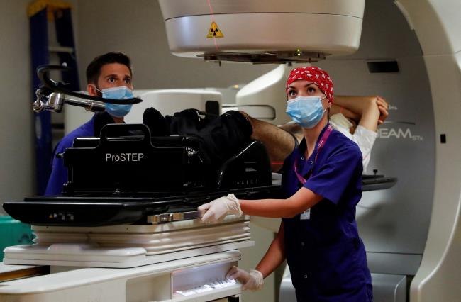 Medical staff performs a stereotactic radiotherapy treatment at the UPMC Hillman Cancer Center San Pietro FBF, during the coro<em></em>navirus disease (COVID-19) outbreak, in Rome, Italy May 27, 2020. REUTERS/Yara Nardi